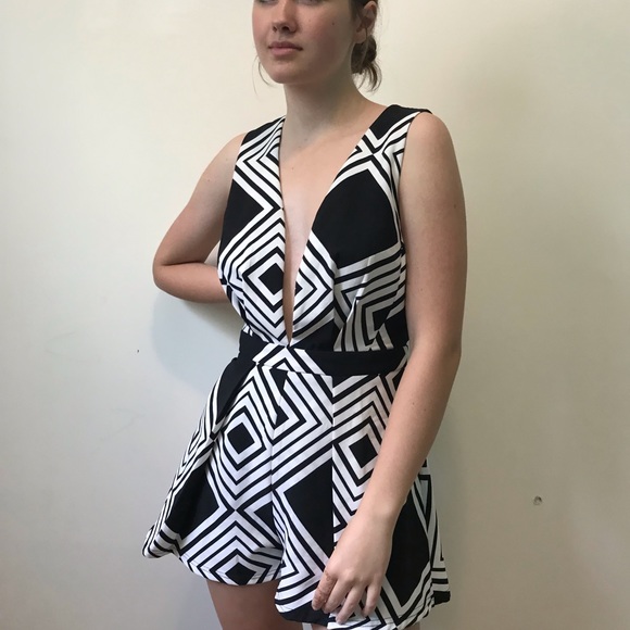 Short mini skirt look 60’s dream outfit! Graphic, classy and elegant and cool. - Picture 11 of 17